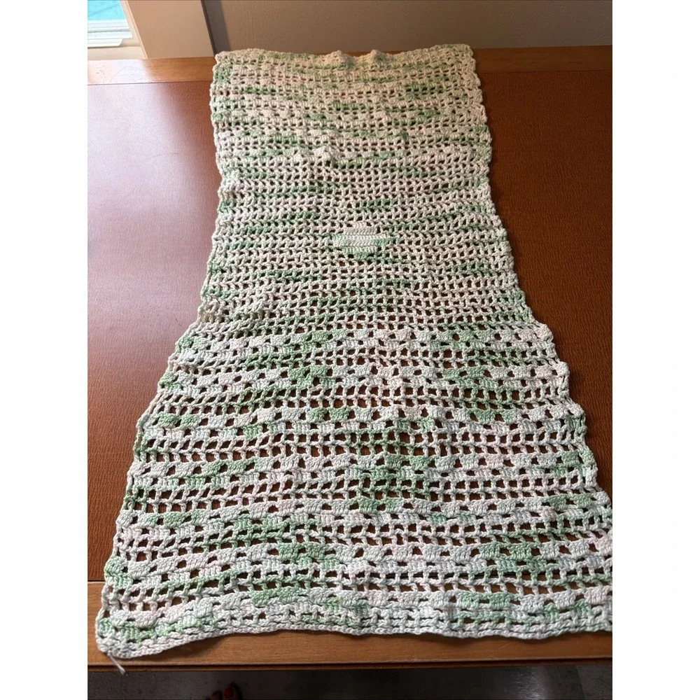 Vtg Crocheted‎ Dresser Scarf Mint Green 24